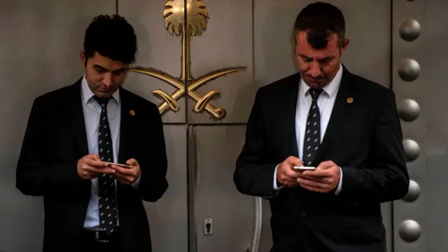 செளதி தூதுரகத்தில் பாதுகாப்பு அதிகாரிகள்