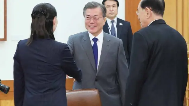 آقای مون با کیم یو-جونگ، خواهر پرنفوذ رهبر کره شمالی دست داد. دیدار این دو سه ساعت طول کشید.