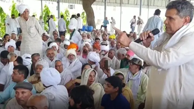 रोहतक में हुई खाप पंचायत में नेताओं ने सरकार पर दबाव बनाने की पूरी कोशिश की.