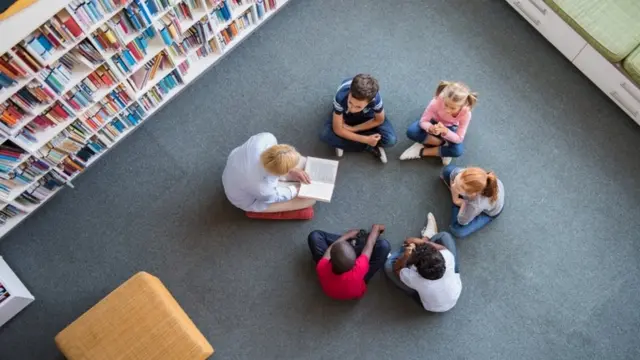 Professora lê para alunos