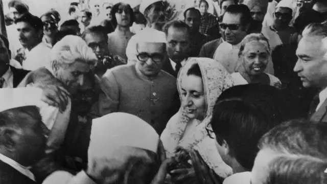 લોકોની વચ્ચે ઇંદિરા ગાંધી