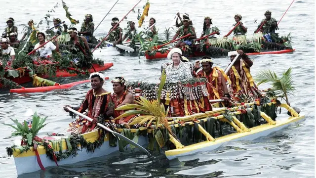 La reine sur une pirogue