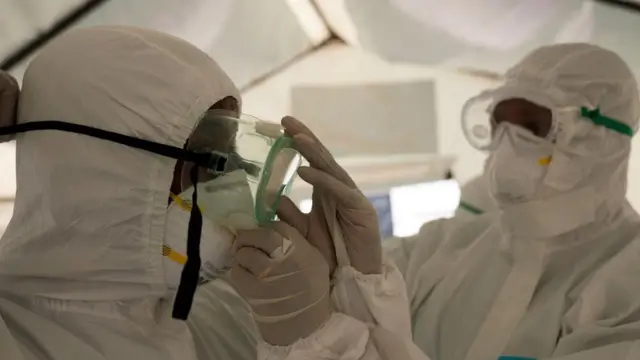 Maafisa wa Afya wakijiandaa kwenda kuwahudumia wagonjwa wa Covid- 19 barani Afrika