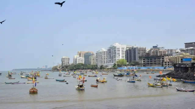 नांगरून पडलेल्या बोटी