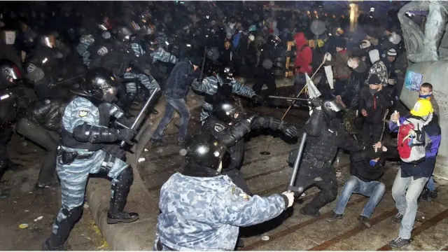 Після відмови від асоціації з ЄС Янукович отримав у Москві кредит, а в Києві - Євромайдан