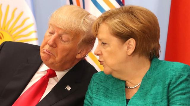 2017年G20峰會上，美國總統特朗普和德國總理默克爾交談