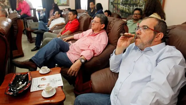 Timochenko, fumando, espera los resultados del referendo, el domingo.