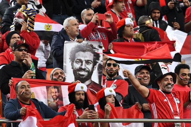 Aficionados egipcios con la igura de su gran ídolo, Mohamed Salah.