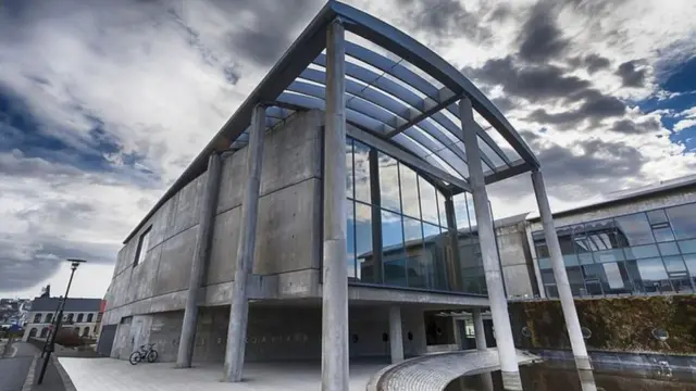 Fachada do Reykjavík City Hall, na Islândia