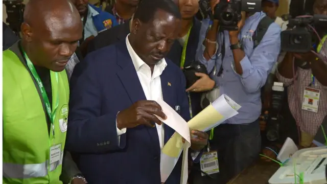 Tarehe 8 Agosti, Raila Odinda alipiga kura katika kituo cha kupiga kura katika shule ya msingi ya Old-Kibera.
