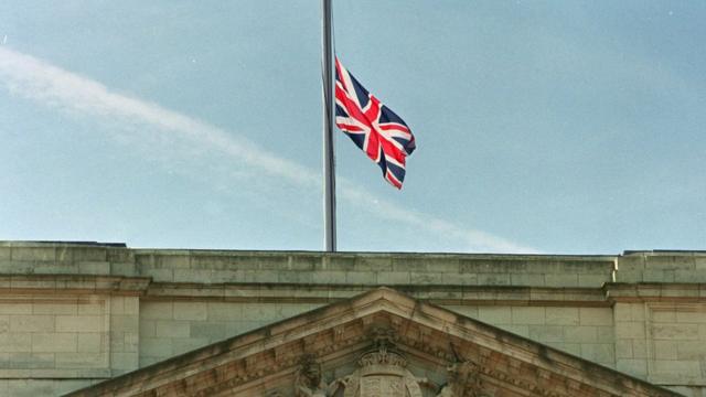 Bandeira britânica a meio mastro em 1997