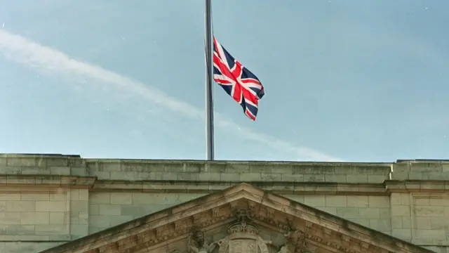 Bandeira britânica a meio mastrocomo apostar no betano passo a passo1997