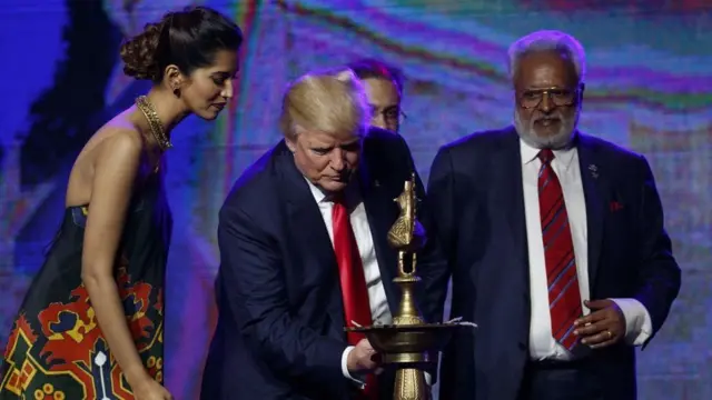 दीपक जलाते हुए ट्रंप