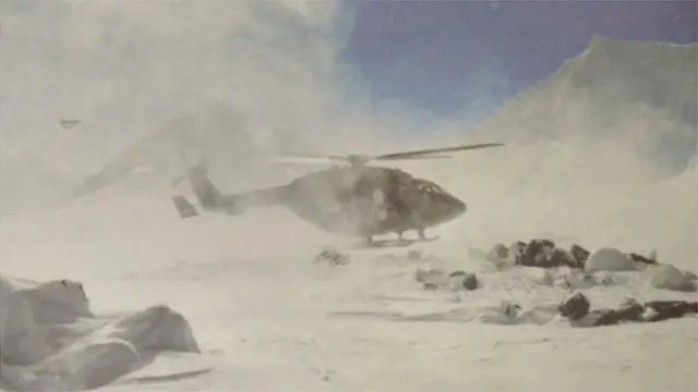 बर्फात हेलिकॉप्टर