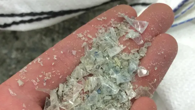 Parçalanmış plastik.