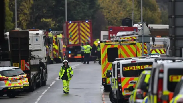 現場には数十台の緊急車両が急行した