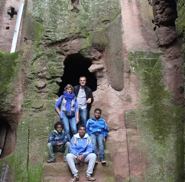 መስከረም (ከቀኝ መጀመሪያዋ) ወደ ኢትዮጵያ በጣችበት ጊዜ