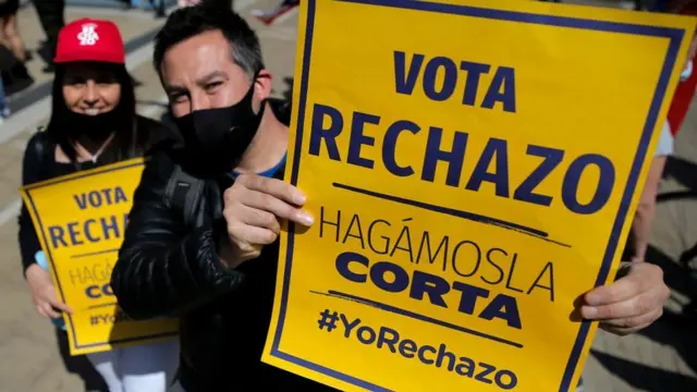 Manifestantes a favor del rechazo a la nueva Constitución