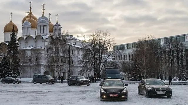 اتومبیل حامل ابراهیم رئیسی در کاخ کرملین. گزارشی از استقبال رسمی احتمالی ولادیمیر پوتین از آقای رئیسی منتشر نشده است