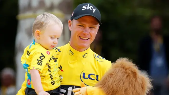 Chris Froome mu byishimo n'umuhungu we Kellan nyuma yo gutsinda Tour de France 2017