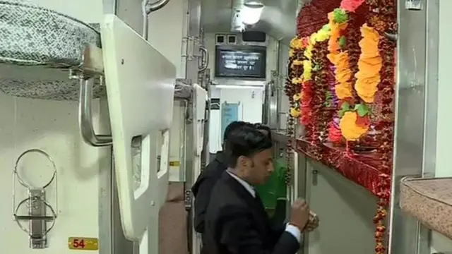 ट्रेन में टेंपल