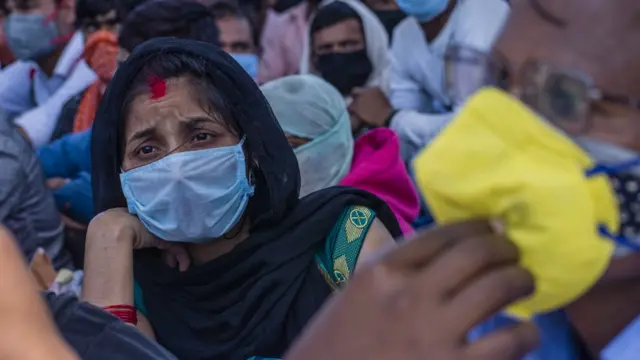 दिल्ली से पलायन करते मजदूर