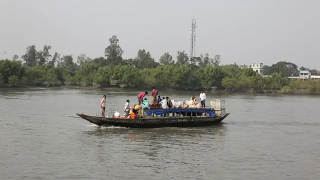 সুন্দরবন সংলগ্ন এলাকায় যত্রতত্র নৌ চলাচল