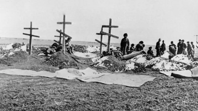 Gedrojcova, uz pomoć carice Aleksandre i velikih vojvotkinja Olge i Tatjane, operiše pacijenta