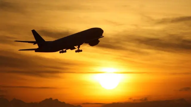 самолет взлетает