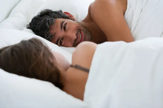 Pareja en la cama