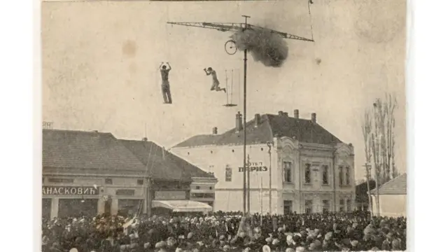 Akrobacije ispred hotela Pariz u Knjaževcu