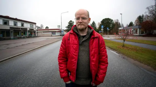 Томми Раяла - исполнительный директор "Пессимистов Пуоланки", зарегистрированной некоммерческой организации, в которой работают в основном волонтеры