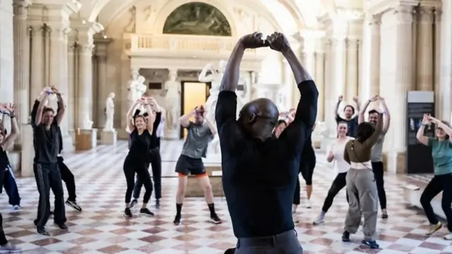 Između džogiranja, joge i disko plesnog treninga, sportisti u Luvru su vrteli kukovima