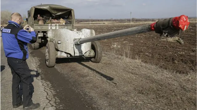 Спостерігач ОБСЄ фотографує українську техніку біля Соледара, 27 лютого 2015 року.