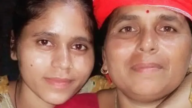 नीतू कुमारी अपनी माँ नीलम देवी के साथ