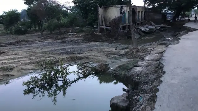 जहां से होकर पानी गुज़रा है, वहां पर तबाही के निशान नज़र आते हैं.