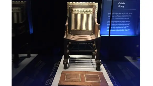 كرسي توت عنخ آمون.