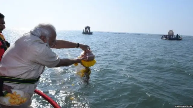 पंतप्रधान नरेंद्र मोदींनी मुंबई महापालिकेच्या निवडणुकीआधी शिवस्मारकाच्या जागेचं जलपूजन केलं.