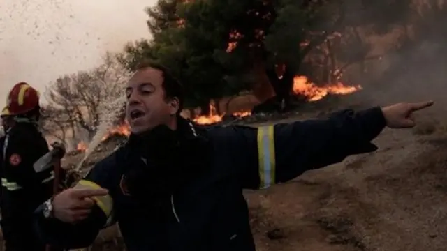 اندلعت بعض أسوأ الحرائق بالقرب من ضواحي شمال غرب أثينا