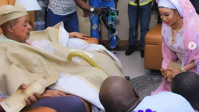 Alaafin wa lori ijoko, ti Lizzy si kunlẹ lati yẹ si