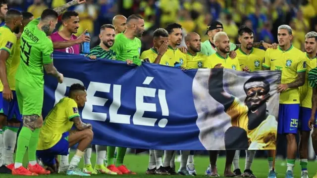 क़तर वर्ल्ड कप के दौरान ब्राज़ील की टीम पेले के पोस्टर के साथ