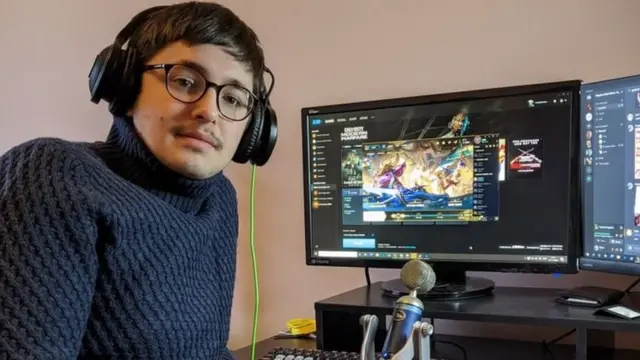 ماتیاس دوستان خود را از طریق بازی‌های کامپیوتری پیدا می‌کند