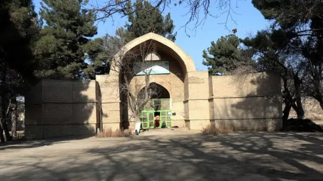 تصویری از رواق مدرسه سید سبحان قلی خان