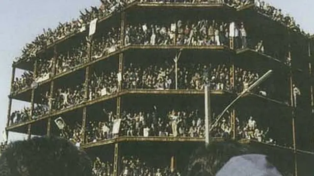 تظاهرکنندگان در ساختمان کوروش