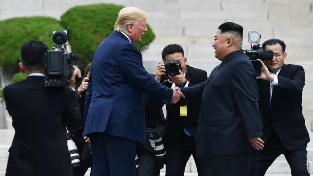 Apertosite de apostas de futebol confiavelmãos entre Trump e Kim