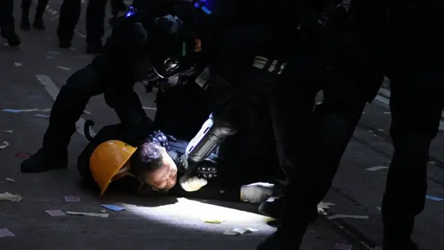 Manifestante en el suelo