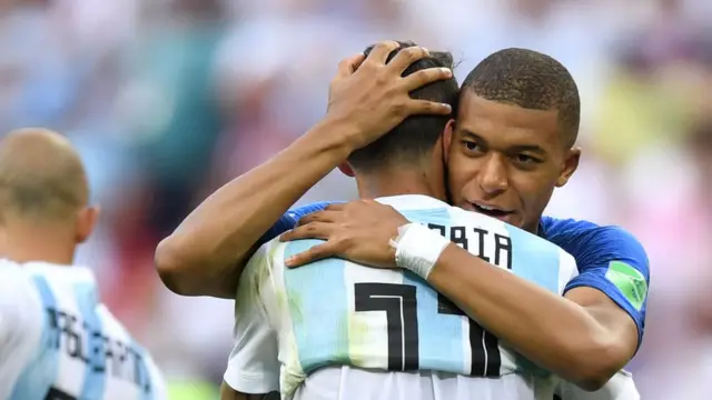 Kylian Mbappé console Angel Di Maria, son coéquipier argentin du PSG.