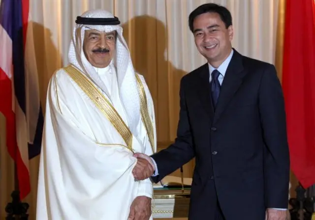 นายกฯ บาห์เรน จับมือกับ อภิสิทธิ์ เวชชาชีวะ ในปี 2009