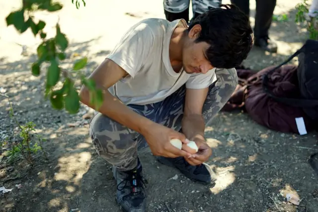 Migrante desayunando en Serbia.