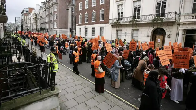 Hizb-ut Tahrir'in, Irak savaşıyla ilgili İngiltere'de düzenlediği bir gösteri.